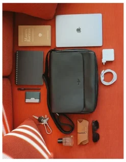 Aquila Montoro Leather Messenger Bag in Black