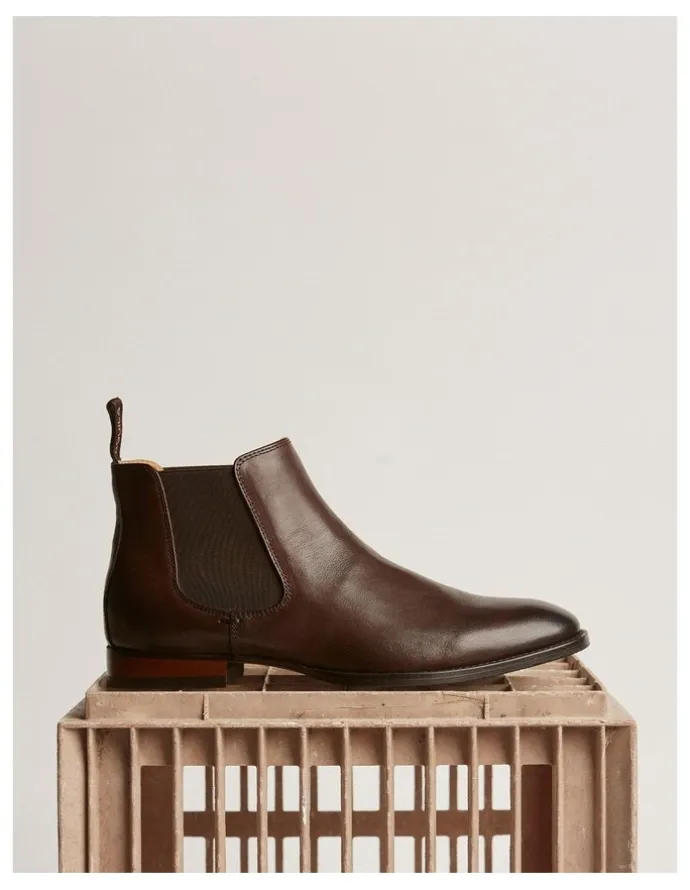 Aquila Dakota Leather Chelsea Boots in Brown