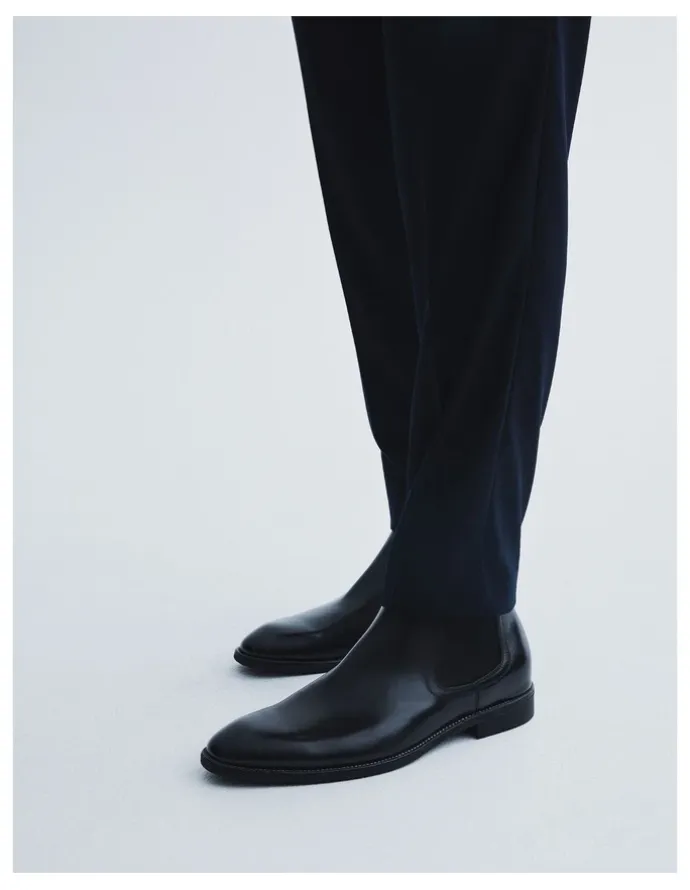 Aquila Fogerty Chelsea Boots in Black