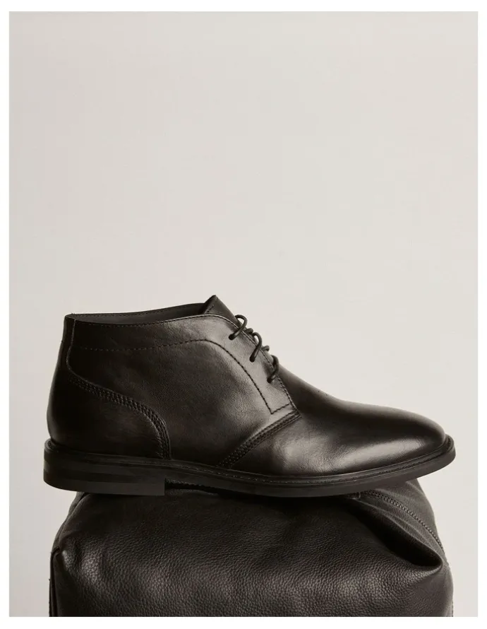 Aquila Warner Chukka Boots in Black