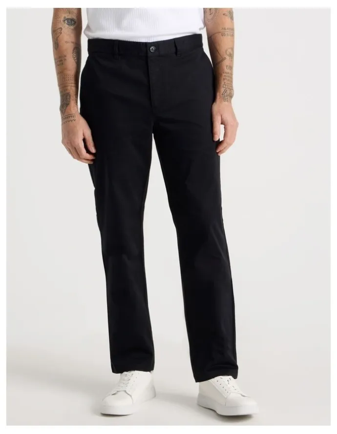 Basque Straight Leg Chino Pant in Black