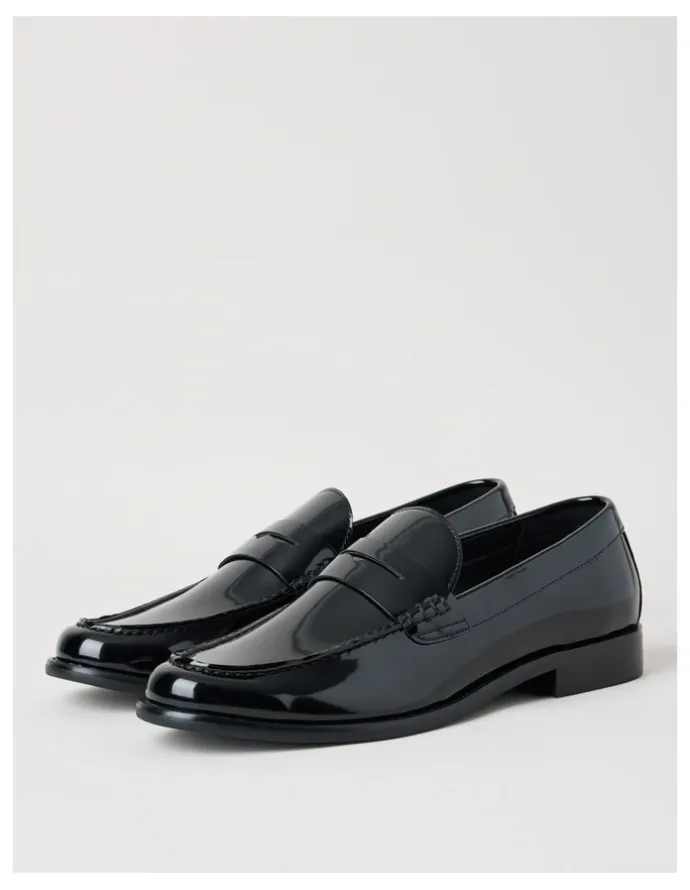 Blaq Logan Crinkle Toe Loafer in Black