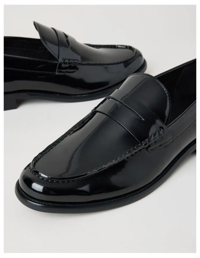 Blaq Logan Crinkle Toe Loafer in Black