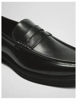 Country Road Wyatt Loafer in Black