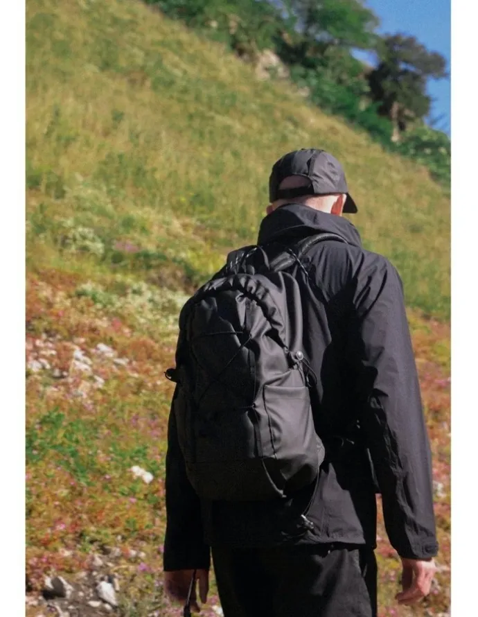 Elliker Kiln Hooded Zip Top Backpack 22L in Black