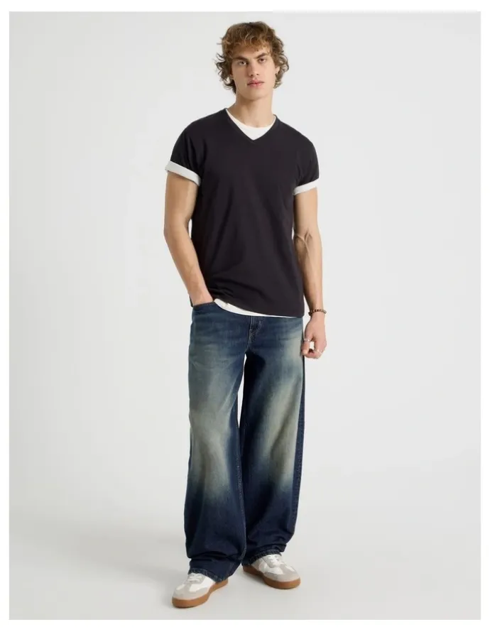 Grab V-Neck T-Shirt in Black