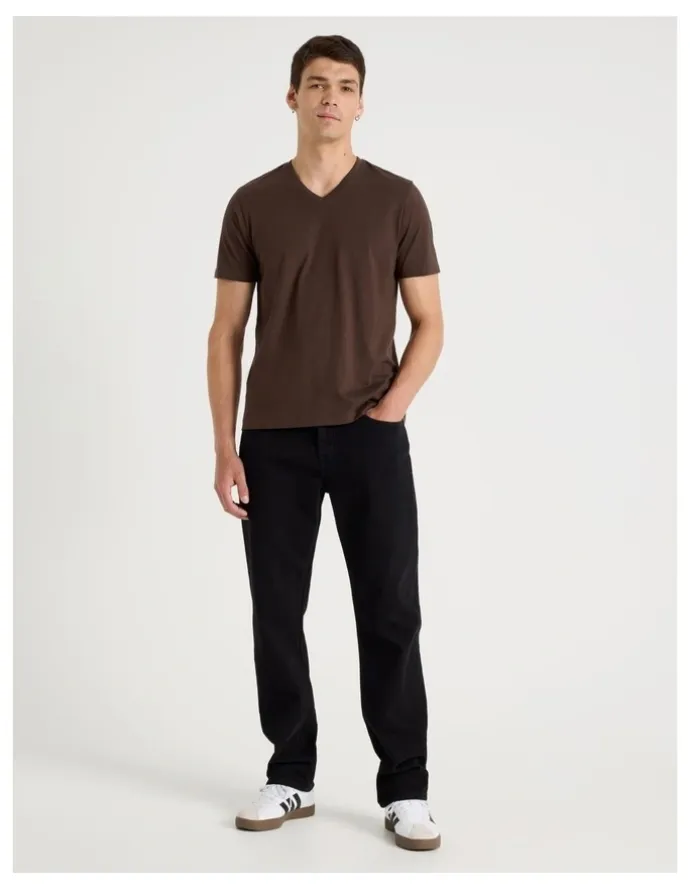 Grab V-Neck T-Shirt in Brown