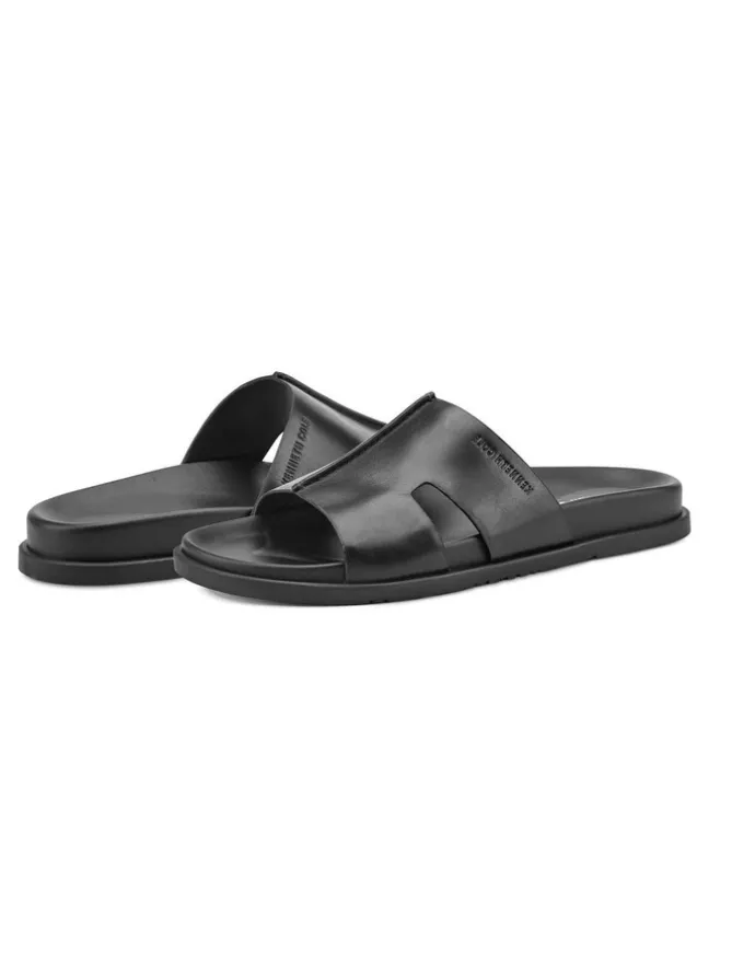 Kenneth Cole Willy Sandal in Black