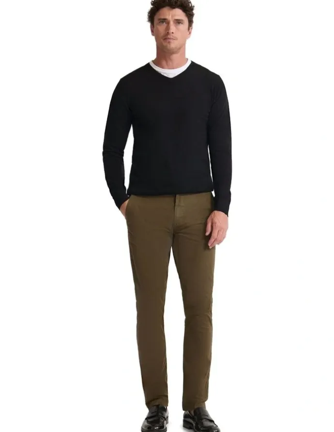 Oxford Basic V-Neck Pure Wool Pullover in Black