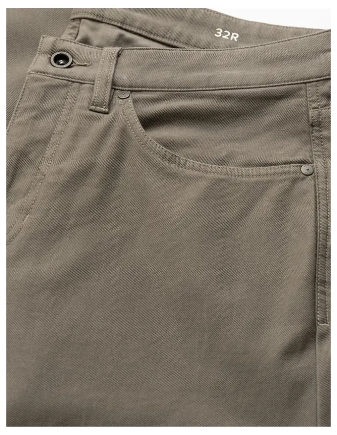Rodd & Gunn Motion Regular2 Straight Leg Jean in Pebble
