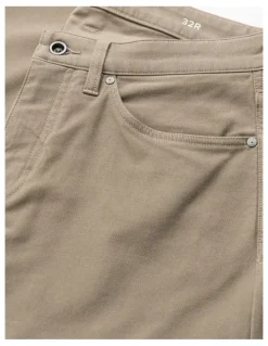 Rodd & Gunn Motion Regular 2 Straight Leg Jean in Sable