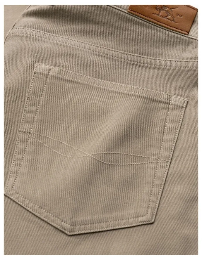 Rodd & Gunn Motion Regular 2 Straight Leg Jean in Sable
